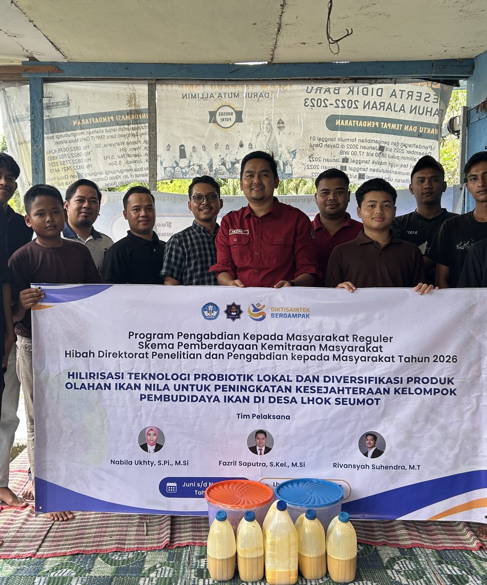 Foto bersama tim pelaksana dan kelompok pembudidaya