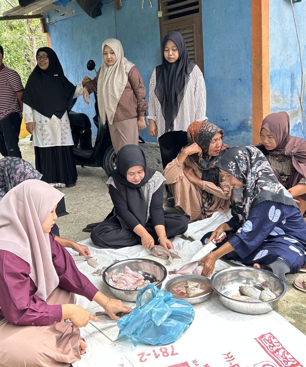 Pengolahan produk olahan ikan nila oleh kelompok ibu-ibu