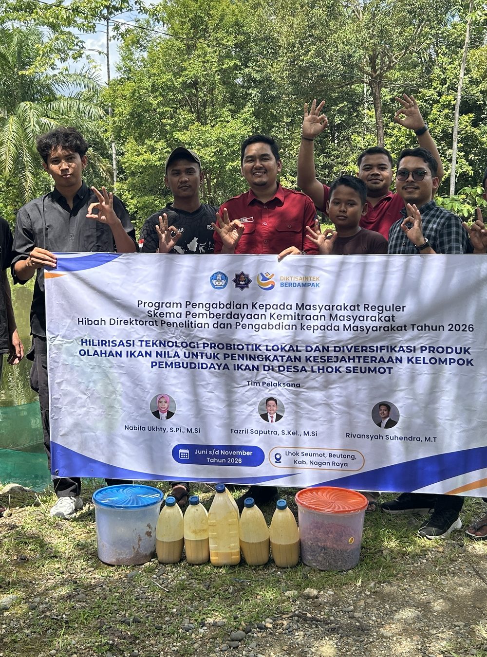 Tim pelaksana bersama kelompok pembudidaya UPR Mina Mandiri